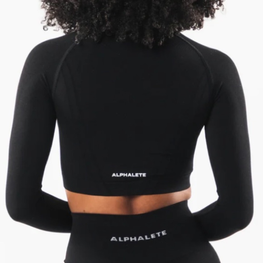 Alphalete Stratus Crop Long Sleeve Top in Black